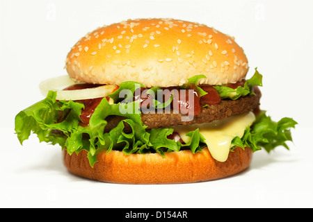 Cheeseburger, isolé sur fond blanc. Banque D'Images