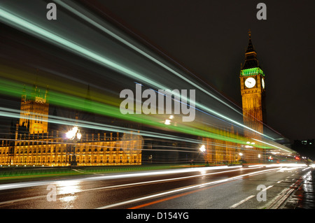 Sentiers de la circulation d'un bus à impériale sur le pont de Westminster, Londres Banque D'Images