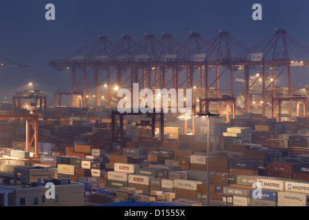 Shanghai Harbour - Port en eau profonde de Yangshan de nuit Banque D'Images