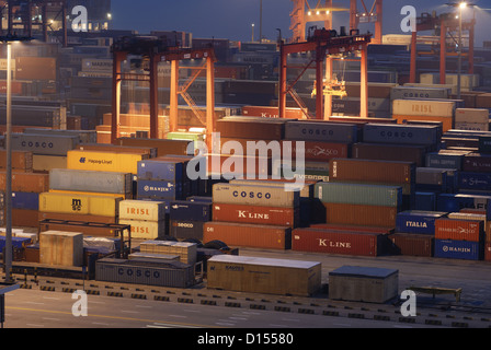 Shanghai Harbour - Port en eau profonde de Yangshan de nuit Banque D'Images