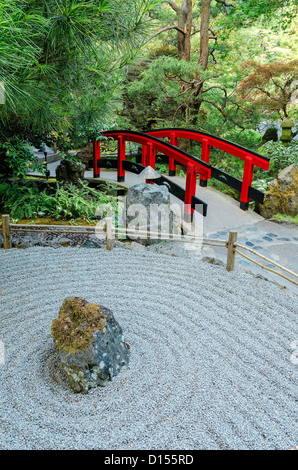 Jardin zen japonais et le pont rouge, Butchart Gardens,l'île de Vancouver, Colombie-Britannique, Canada Banque D'Images