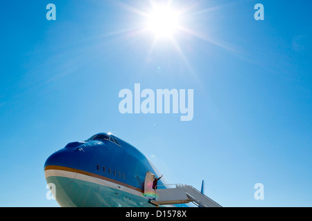 Le président américain Barack Obama comme il monte à l'Air Force One à Joint Base Andrews pour le départ de Miami le 11 octobre 2012 dans l'arrêt Andrews, dans le Maryland. Banque D'Images