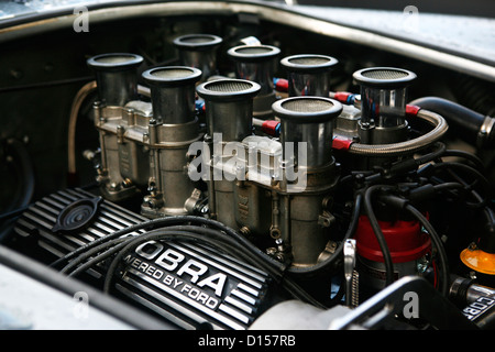 Un grand V8 moteur de voiture avec des trompettes d'admission d'air. Banque D'Images