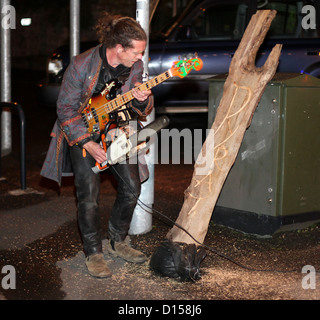 L'Pyrats, un groupe de rock unique, joue les couvertures et quelques trucs d'origine à la scène de nuit de fête, cheddar, vendredi 7 décembre Banque D'Images