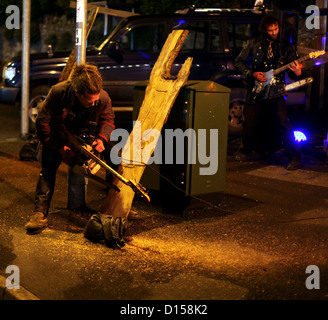 L'Pyrats, un groupe de rock unique, joue les couvertures et quelques trucs d'origine à la scène de nuit de fête, cheddar, vendredi 7 décembre Banque D'Images