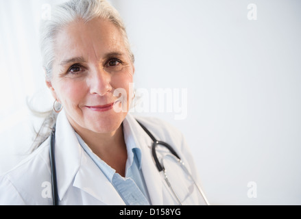 USA, New Jersey, Jersey City, Portrait de femme médecin Banque D'Images