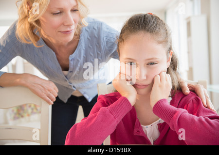 USA, New Jersey, Jersey City, Mère fille triste consolation (8-9 ans) Banque D'Images