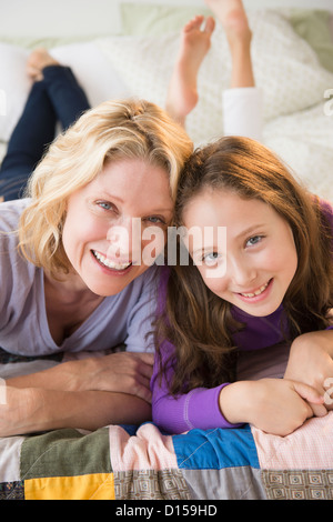 USA, New Jersey, Jersey City, Mère et fille (8-9) lying on bed Banque D'Images