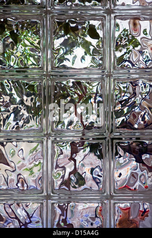 Verre carré de blocs ou de briques de verre utilisé pour faire un mur transparent. Banque D'Images