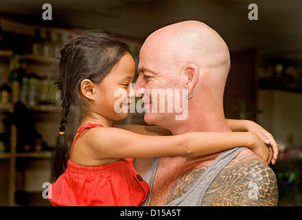 Caucasian man nez à nez avec un jeune, jolie fille Philippine aux Philippines. Banque D'Images