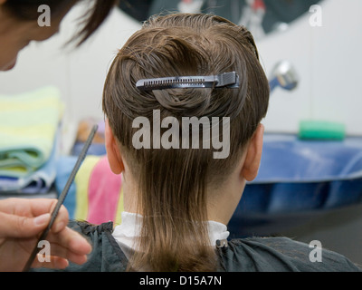 Garçon ayant une coupe de cheveux à la Hairdressers Banque D'Images