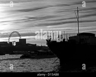 Vue de Victoria Embankment montrant le London Eye en arrière-plan et de premier plan dans la Tamise, Londres, Angleterre, Royaume-Uni Banque D'Images