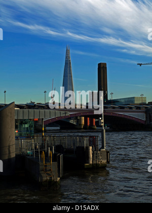 Vue de Victoria Embankment montrant Tamise en premier plan, Blackfriars Bridge, le Shard et Tate Modern en arrière-plan. Banque D'Images