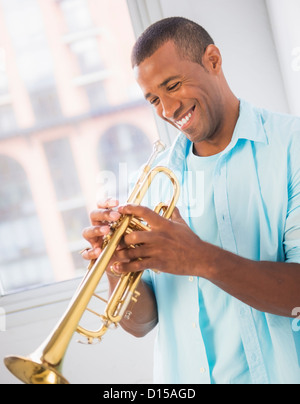 Young man playing trombone Banque D'Images
