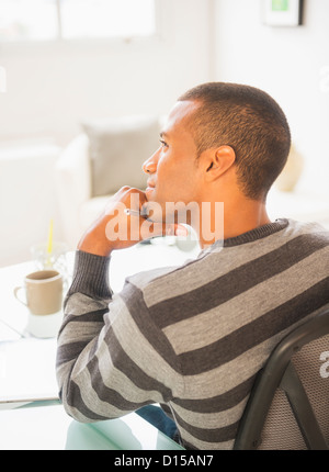 USA, New Jersey, Jersey City, Portrait de jeune homme au pull rayé Banque D'Images