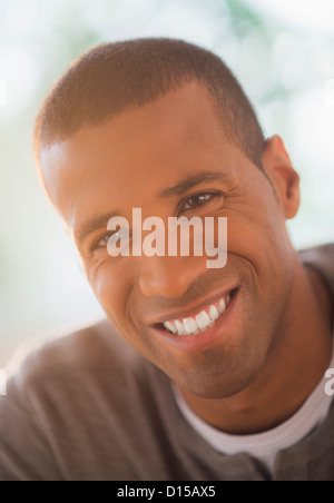 USA, New Jersey, Jersey City, Portrait of young smiling man Banque D'Images
