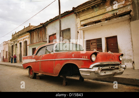 Cienfuegos, Cuba, Chevrolet rouge avec vélos manquant Banque D'Images