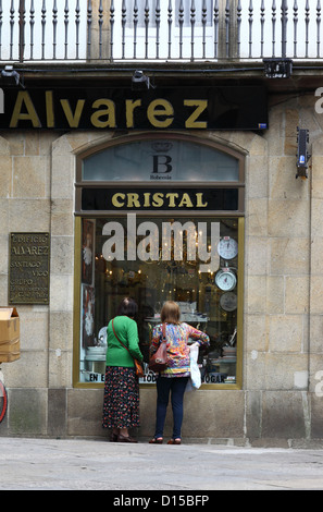 Les femmes naviguant dans ESTABLECIMIENTOS Álvarez boutique fenêtre dans le centre historique, Saint-Jacques-de-Compostelle , Galice , Espagne Banque D'Images