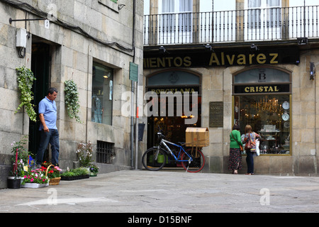 Les femmes naviguant dans ESTABLECIMIENTOS Álvarez boutique fenêtre dans le centre historique, Saint-Jacques-de-Compostelle , Galice , Espagne Banque D'Images