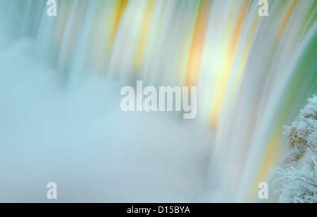 Niagara Falls vue rapprochée avec l'éclairage de la lumière en hiver twilight Banque D'Images