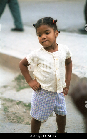 Santiago de Cuba, Cuba, la petite fille avec les mains au niveau des hanches Banque D'Images