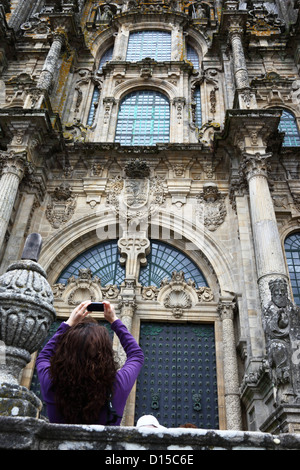 Woman taking photo devant l'entrée principale sur la façade ouest de la cathédrale , Saint Jacques de Compostelle, Galice, Espagne Banque D'Images