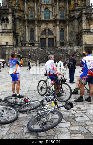 Les cyclistes terminent le chemin de Saint-Jacques en face de la cathédrale, Praza do Obradoiro / Plaza del Obradoiro, Saint-Jacques-de-Compostelle , Galice , Espagne Banque D'Images