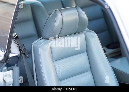 Siège en cuir gris dans une voiture de luxe Banque D'Images