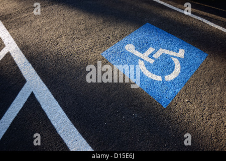 L'espace de stationnement pour personnes handicapées Banque D'Images