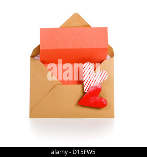 Enveloppe avec le bloc-notes et deux coeurs rouge sur blanc, chemin de détourage inclus Banque D'Images