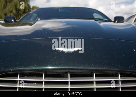 L'avant d'un insigne d'une supercar d'Aston Martin. Banque D'Images