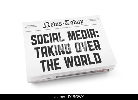 Une pile de journaux avec une "social media : prise dans le monde'. Isolé sur blanc. Banque D'Images
