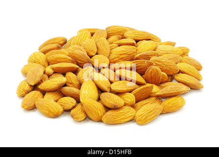 Les écrous d'amande isolé sur fond blanc Banque D'Images