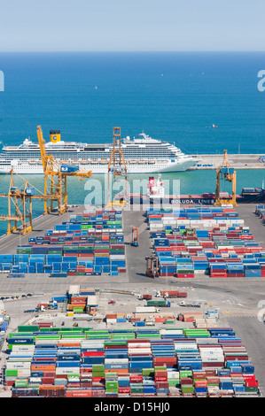 Barcelone, Espagne - 18 juin 2010 : création de quais de chargement du fret et le plaisir bateau de croisière dans le port de Barcelone Banque D'Images