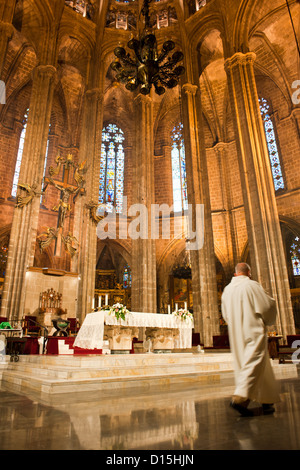 Barcelone, Espagne : le paramètre de prêtre-autel dans la Cathédrale de Barcelone pour le service Banque D'Images