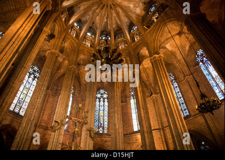 Barcelone, Espagne : plafond, fenêtres, colonnes et lampes sur l'autel dans la Cathédrale de Barcelone. Banque D'Images