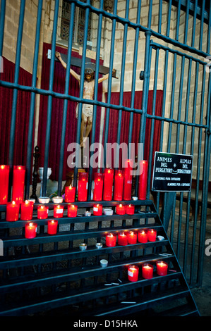 Barcelone, Espagne : Cathédrale de Barcelone. Autel et allumé des bougies au cloître de prier pour les âmes du purgatoire Banque D'Images