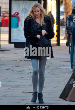 Londres, Royaume-Uni. 8 décembre 2012. Sally Roberts arrive à la Royal Courts of Justice, Londres, pour entendre le jugement sur la question de savoir si la Haute Cour permettra à son fils Neon pour être refusé traitement de radiothérapie pour une tumeur. La Cour a déjà entendu dire que si le traitement n'est pas administré - il sera presque certainement. Banque D'Images