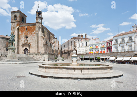 Trujillo - Espagne : Plaza Mayor ou place principale. Église de San Martin et de la statue de Pizarro, conquérant espagnol, dans l'arrière-plan Banque D'Images