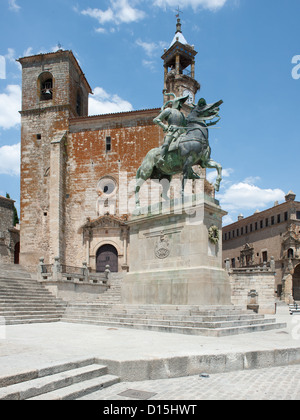 Trujillo - Espagne : Plaza Mayor ou place principale. Église de San Martin et de la statue de Pizarro, conquérant espagnol. Banque D'Images