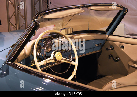 L'intérieur de Mercedes Benz 190 SL au salon de voitures Maastricht Banque D'Images