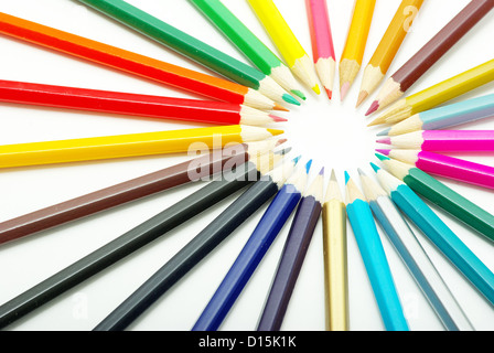 Assortiment de crayons de couleur sur fond blanc Banque D'Images