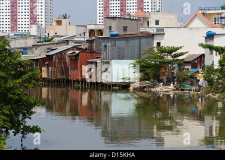 Sur les rives de la caserne d'un canal à Ho Chi Minh Ville, Vietnam Banque D'Images