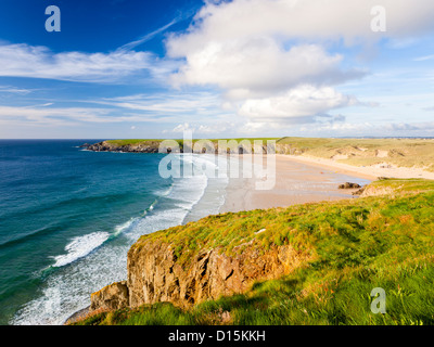 La magnifique plage de Baie de Holywell sur la côte nord des Cornouailles, Angleterre, Royaume-Uni Banque D'Images