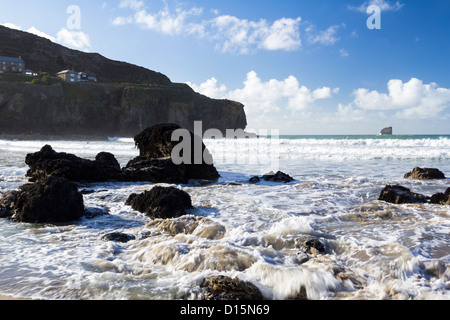 Vagues se brisant sur la plage à Trevaunance Cove St Agnes, Cornwall England UK Banque D'Images