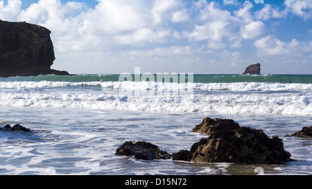 Vagues se brisant sur la plage à Trevaunance Cove St Agnes, Cornwall England UK Banque D'Images