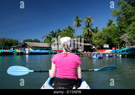 Kayak kayak de mer femelle femme Ao Thalane Thaïlande Krabi Ao Nang bay Phang Nga activité aventure Banque D'Images