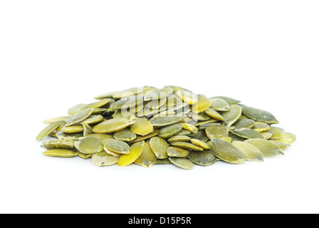 Les graines de citrouille fraîche isolé sur fond blanc Banque D'Images