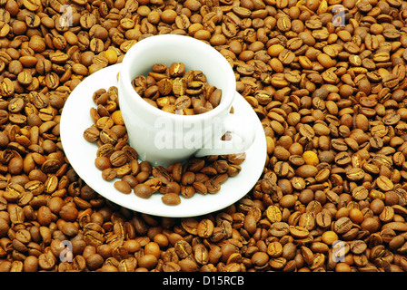 Tasse de café blanc avec un grain de café sur l'établissement des coûts Banque D'Images