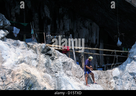 Pêche pêcheur de mer isolé grotte coupé la mer d'Andaman krabi thailande lone seul un homme Banque D'Images